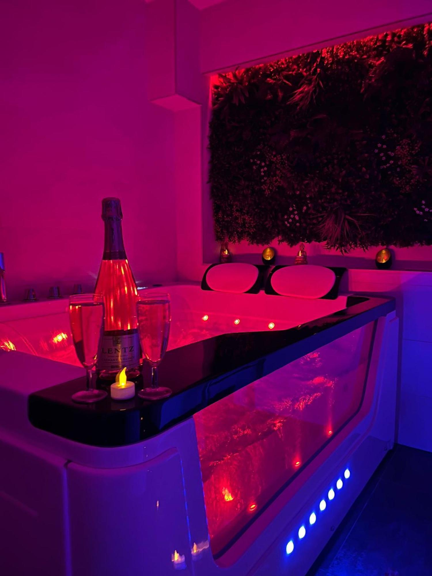 Love Room: Aux Plaisirs Des Sens Jacuzzi Prive Barr Esterno foto