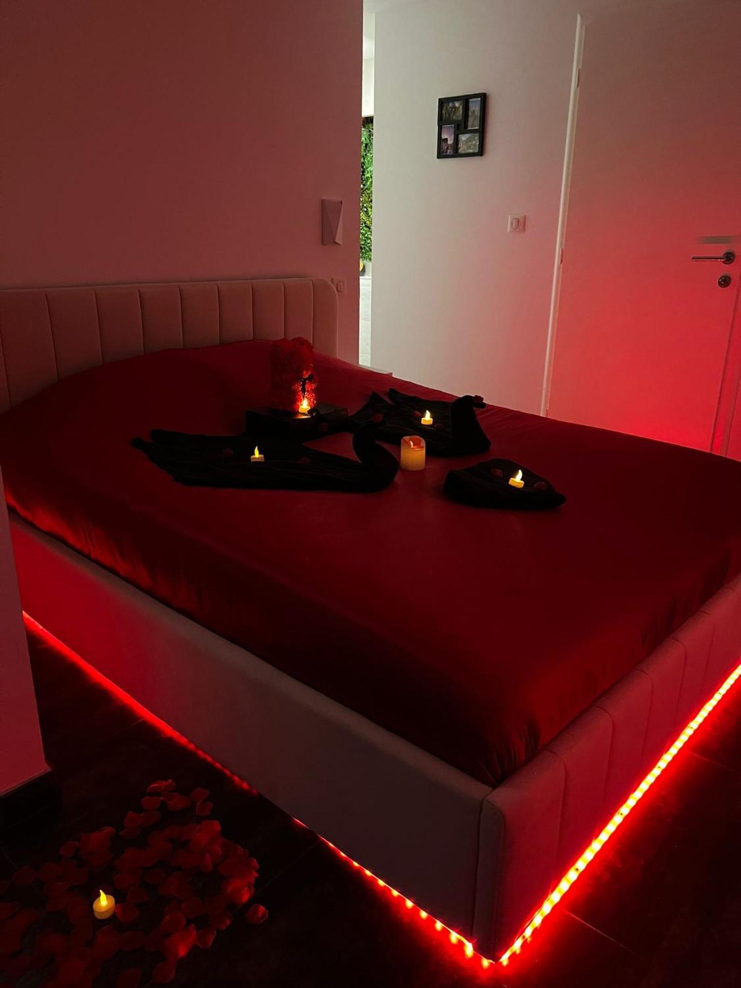 Love Room: Aux Plaisirs Des Sens Jacuzzi Prive Barr Esterno foto